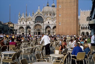 Italie, venise, place san marco, saint marc, campanile, terrasse du cafe florian, tables et chaises, touristes, serveurs,