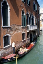 Italie, venise, canal, gondoles, tourisme, gondolier, eau, maisons, habitat traditionnel,