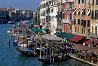 Italie, venise, grand canal, eau, habitat traditionnel, detail facade, arcades, gondoles, terrasses, restaurant,