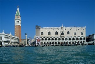 Italie, venise, grand canal, touristes, palazzo ducale, palais des doges, campanile, san marco, saint marc, eau, palais, habitat traditionnel,