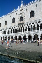Italie, venise, grand canal, touristes, palazzo ducale, palais des doges, eau, palais, habitat traditionnel,