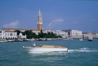 Italie, venise, grand canal, bateau taxi, palazzo ducale, palais des doges, campanile, eau, palais, habitat traditionnel, vedette,