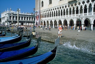 Italie, venise, grand canal, eau, palais des doges, palazzo ducale, habitat traditionnel, detail facade, arcades, lagune, gondoles, vagues,