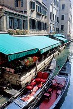 Italie, venise, canal, gondoles, terrasse, restaurant, tourisme, habitat traditionnel, maisons, eau,
