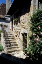 France, midi pyrenees, lot, loubressac, vallee de la dordogne, village, maison, pierre, escalier,