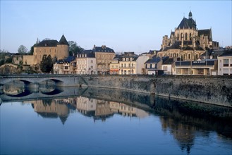 France, region pays de loire, mayenne, ville de mayenne, riviere, berges, chateau, pont, eglise, chevet,