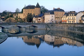 France, region pays de loire, mayenne, ville de mayenne, riviere, berges, chateau, pont,