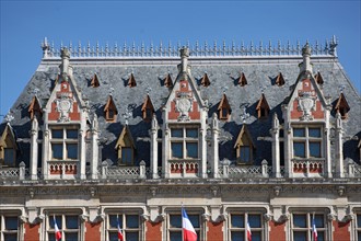 France, region nord, pas de calais, calais, place de l'hotel de ville, neo renaissance flamande, debut du 20e siecle, detail lucarnes, toiture,