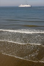 France, region nord, pas de calais, calais, plage, mer du nord, sable, vagues, maree, ferry a l'horizon,