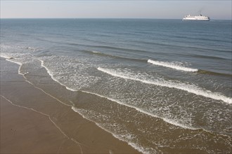 France, region nord, pas de calais, calais, plage, mer du nord, sable, vagues, maree, ferry a l'horizon,