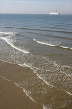 France, region nord, pas de calais, calais, plage, mer du nord, sable, vagues, maree, ferry a l'horizon,