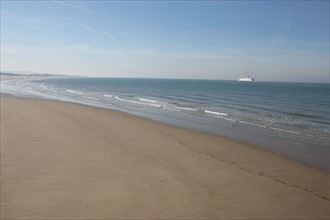 France, region nord, pas de calais, calais, plage, mer du nord, sable, ferry a l'horizon,