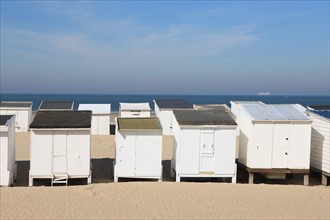 France, region nord, pas de calais, calais, plage, cabines de plage, mer du nord, sable, ferry a l'horizon,