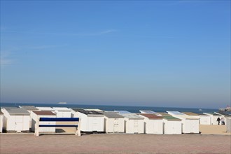 France, region nord, pas de calais, calais, plage, cabines de plage, mer du nord, sable, ferry a l'horizon,