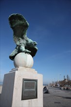 France, region nord, pas de calais, boulogne sur mer, port, plage, escaliers, promenade, boulevard sainte beuve, statue dediee a Ferber, aigle, aviation, sculpture,