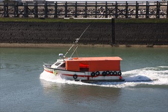 France, region nord, pas de calais, boulogne sur mer, port, peche, bateau, chalutier, retour de peche,