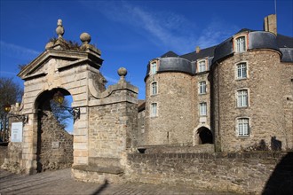 France, region nord, pas de calais, boulogne sur mer, ville haute, remparts, chateau, musee, entree, porte, portail, tours,