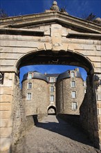 France, region nord, pas de calais, boulogne sur mer, ville haute, remparts, chateau, musee, entree, porte, portail, tours,