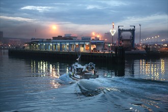 France, region nord, pas de calais, boulogne sur mer, port, peche, bateau, chalutier, nuit, retour de peche, mer,