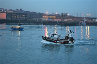 France, region nord, pas de calais, boulogne sur mer, port, peche, bateau, chalutier, nuit, retour de peche, mer,