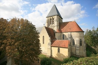 France, centre, loir et cher, troo, cite troglodyte, paysage, eglise, au sommet de la motte feodale,