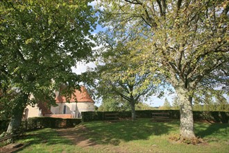 France, centre, loir et cher, troo, cite troglodyte, paysage, eglise, au sommet de la motte feodale,