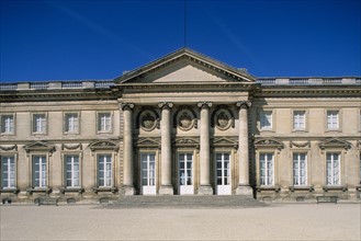 France, region picardie, oise, compiegne, chateau, Napoleon, colonnes, portique, facade cote jardin, portique, colonnes, traveees, fronton,