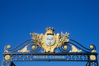 France, region picardie, oise, chantilly, chateau, monument historique, musee, conde, grille, decor, soleil,