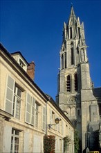 France, region picardie, oise, senlis, cathedrale notre dame, edifice religieux, tours, ruelle, ville medievale, maisons,