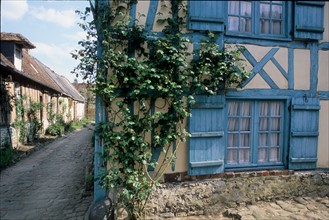 France, region picardie, oise, village de gerberoy, village classe, maisons a pans de bois, colombages, ruelle, paves,