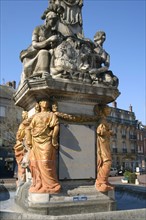 France, region picardie, oise, noyon, place Bertrand Labarre, fontaine monumentale, sculpture, statues,