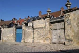 France, region picardie, oise, noyon, maisons canoniales, place du parvis, 
detail portail en forme de bonnet de chanoine,