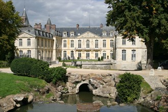 France, region picardie, oise, ermenonville, chateau, face au parc jean jacques rousseau, philosophie, fronton, facade,