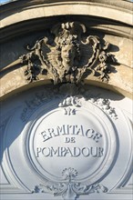 France, region ile de france, seine et marne, fontainebleau, ermitage de pompadour, detail porte, mascaron,
