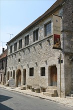 France, region ile de france, seine et marne, provins, cite medievale, grange aux dimes, musee, facade, pierre, rue,