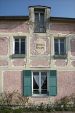 France, Haute Normandie, eure, vallee de la seine, giverny, ancien hotel baudy, restaurant, auberge, claude monet, impressionnistes, peinture, facade sur rue,