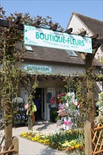 France, Haute Normandie, eure, vallee de la seine, giverny, boutiques face a la maison de claude monet, souvenirs, touristes, impressionnistes, peinture,
