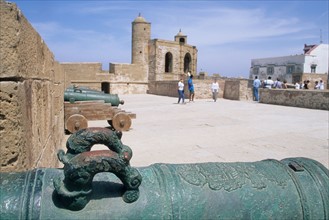 Maroc, essaouira, ocean atlantique, port de peche, barques, fortifications oeuvre de theodose cornut eleve de vauban, remparts, canons, mer,