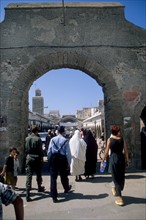Maroc, essaouira, souk, commerce, minaret, tour, mosquee, islam, ruelle, passants, touristes, porte, ville, fortifications oeuvre de theodose cornut eleve de vauban,