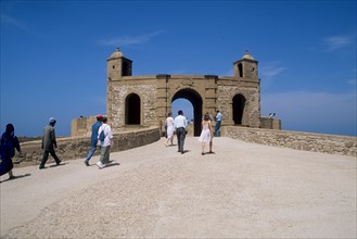 Maroc, essaouira, ocean atlantique, port de peche, barques, fortifications oeuvre de theodose cornut eleve de vauban, remparts, portes,