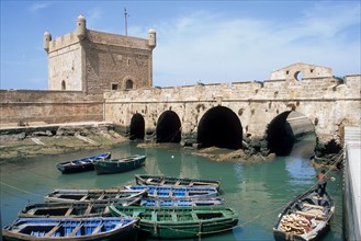 Maroc, essaouira, ocean atlantique, port de peche, barques, fortifications oeuvre de theodose cornut eleve de vauban, bateaux,