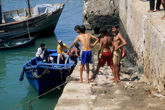 Maroc, essaouira, ocean atlantique, port de peche, barques, fortifications oeuvre de theodose cornut eleve de vauban, enfants, baignade, plongee,