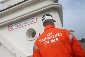 France, Haute Normandie, dieppe, station snsm, societe nationale de sauvetage en mer, presentation des nouvelles tenues 2009, mecenat total,