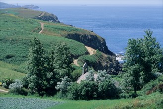 France, Bretagne, finistere nord, cote des abers, ploumoguer, chapelle de loc meven, paysage, panorama, mer d'iroise, champs, agriculture,