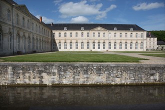 France, Haute Normandie, eure, le bec hellouin, abbaye, batiments conventuels, pierre, douves, pelouse, plus beaux villages de france,