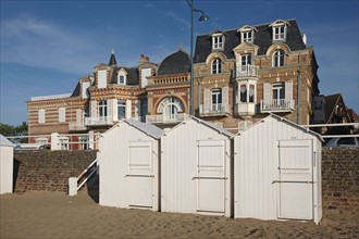 France, Basse Normandie, calvados, cote fleurie, villers sur mer, plage, villas belle epoque, architecture balneaire, front de mer, cabines de plage,