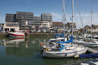 France, Basse Normandie, calvados, plages du debarquement, courseulles sur mer, port de plaisance, bassin, bateaux, plaisance, voiliers, vedettes, immeubles, quais, chalutier,