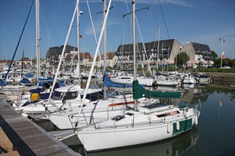 France, Basse Normandie, calvados, plages du debarquement, courseulles sur mer, port de plaisance, bassin, bateaux, plaisance, voiliers, vedettes, immeubles, quais,