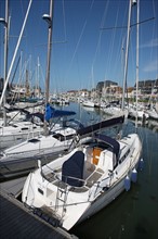 France, Basse Normandie, calvados, plages du debarquement, courseulles sur mer, port de plaisance, bassin, bateaux, plaisance, voiliers, vedettes, immeubles, quais,
