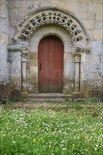 France, Basse Normandie, calvados, pays d'auge, sainte marie aux anglais, eglise, art roman, architecture religieuse, campagne, patrimoine rural, detail chevrons, voute, porte, pelouse, paquerettes,